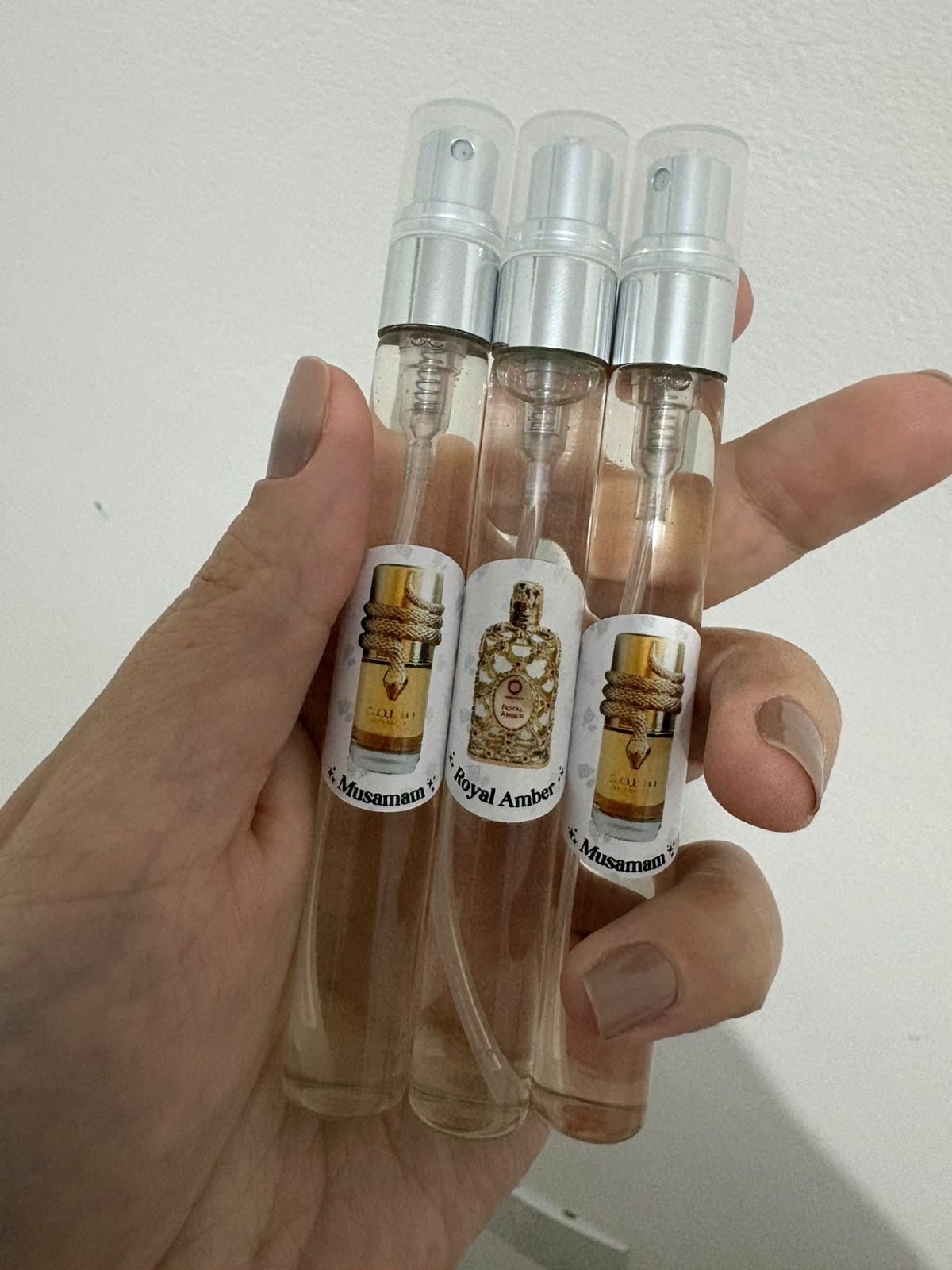 Foto de referência dos decants Musamam e Royal Amber