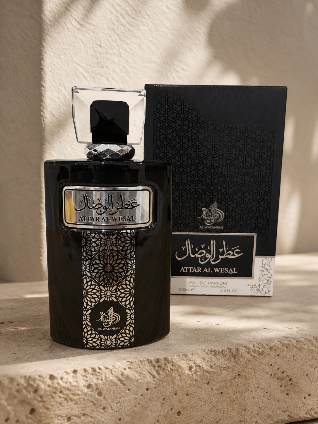 Attar Al Wesal em uma prateleira de pedra clara